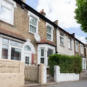 Contemporary 3 Bed House With Spacious Garden Close To Stratford London