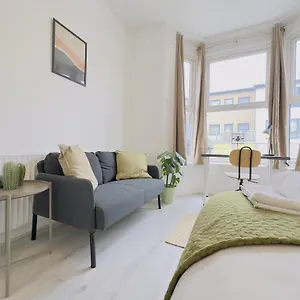 https://maud-house-e10.brighton-hotels-england.com